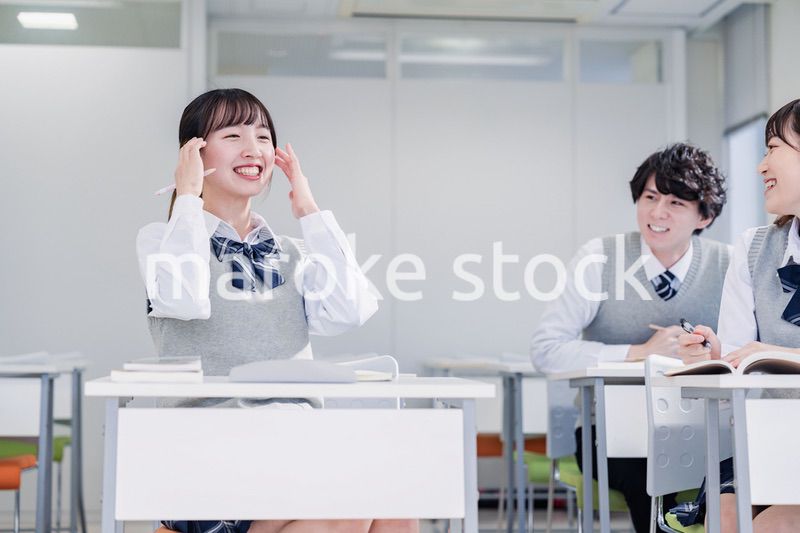 教室でディベートをする高校生