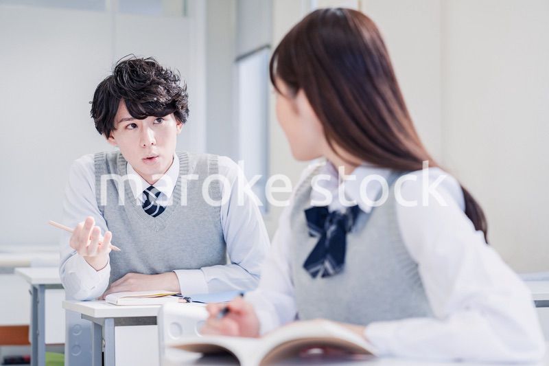 教室でディベートをする高校生