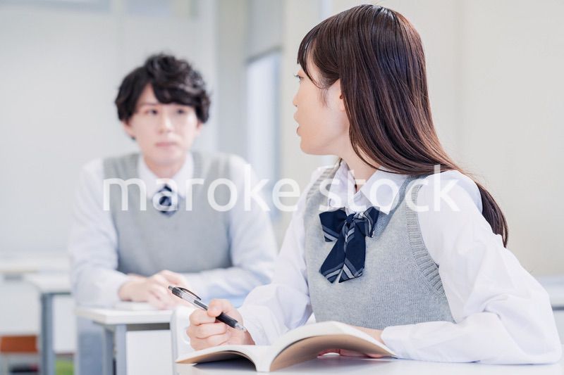 教室でディベートをする高校生