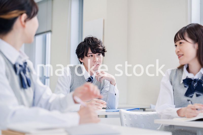 教室でディベートをする高校生