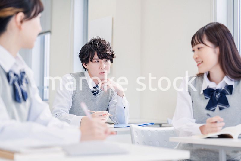 教室でディベートをする高校生
