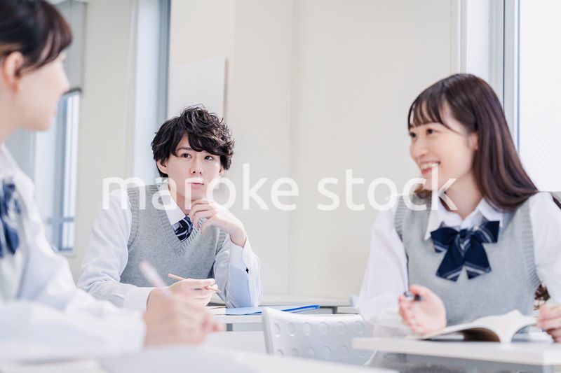 教室でディベートをする高校生