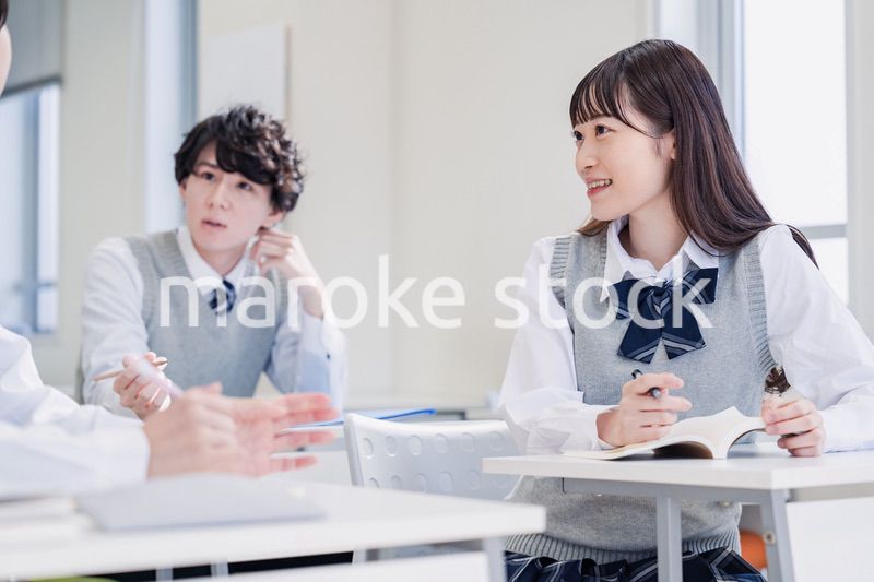 教室でディベートをする高校生