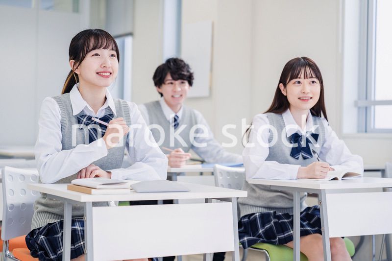 教室で楽しく授業を受ける高校生