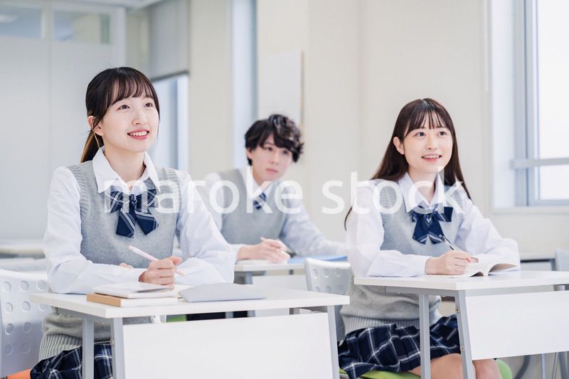 教室で楽しく授業を受ける高校生