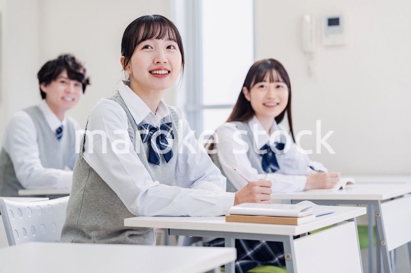 教室で楽しく授業を受ける高校生