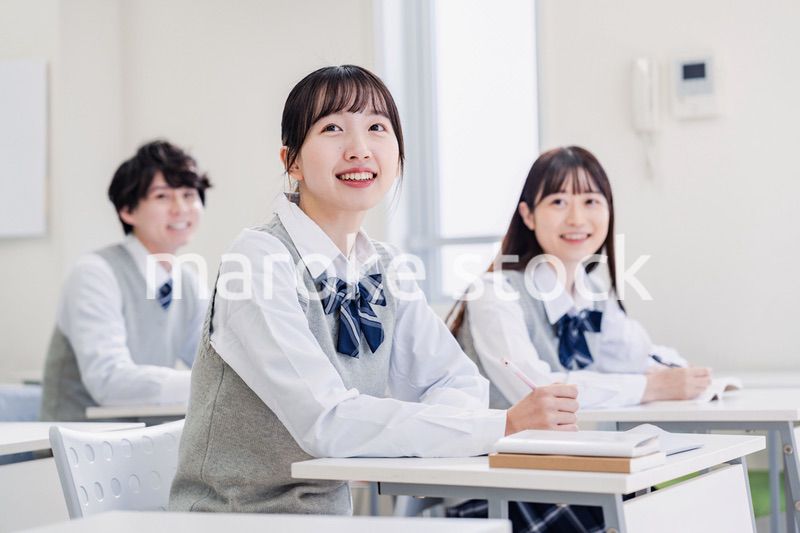 教室で楽しく授業を受ける高校生