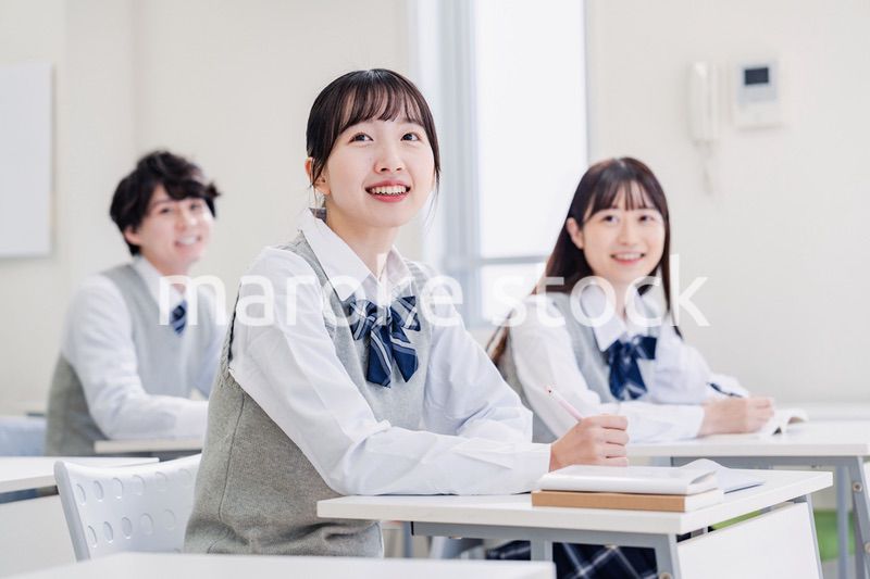 教室で楽しく授業を受ける高校生
