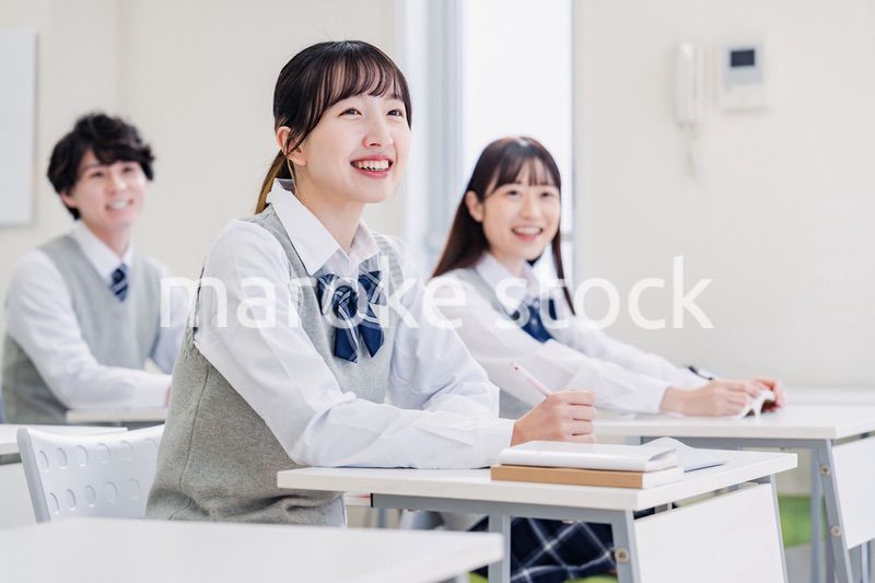教室で楽しく授業を受ける高校生