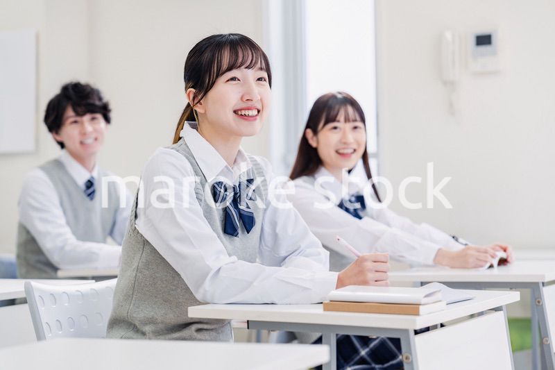 教室で楽しく授業を受ける高校生
