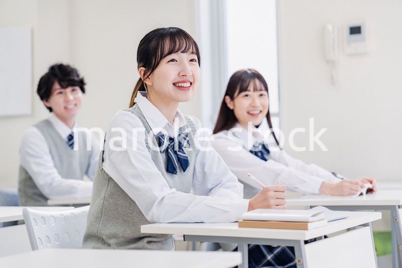 教室で楽しく授業を受ける高校生