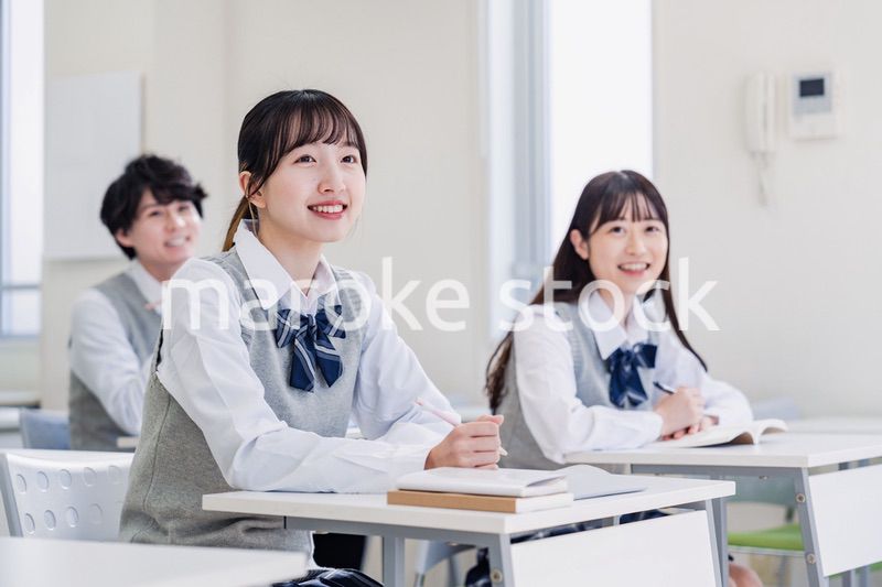 教室で楽しく授業を受ける高校生