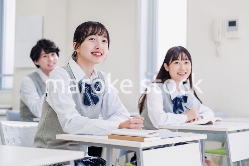 教室で楽しく授業を受ける高校生