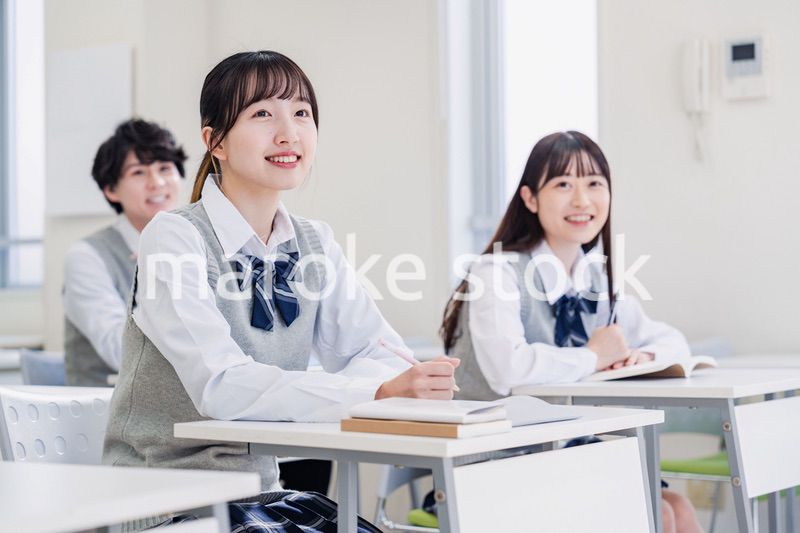 教室で楽しく授業を受ける高校生