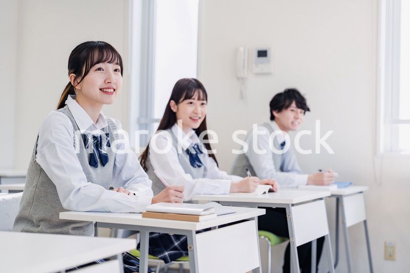 教室で楽しく授業を受ける高校生
