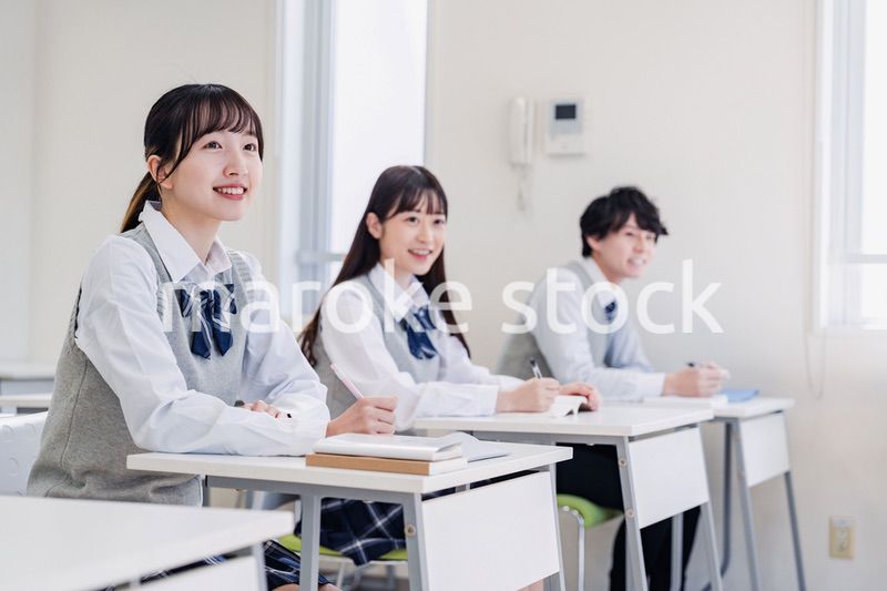教室で楽しく授業を受ける高校生