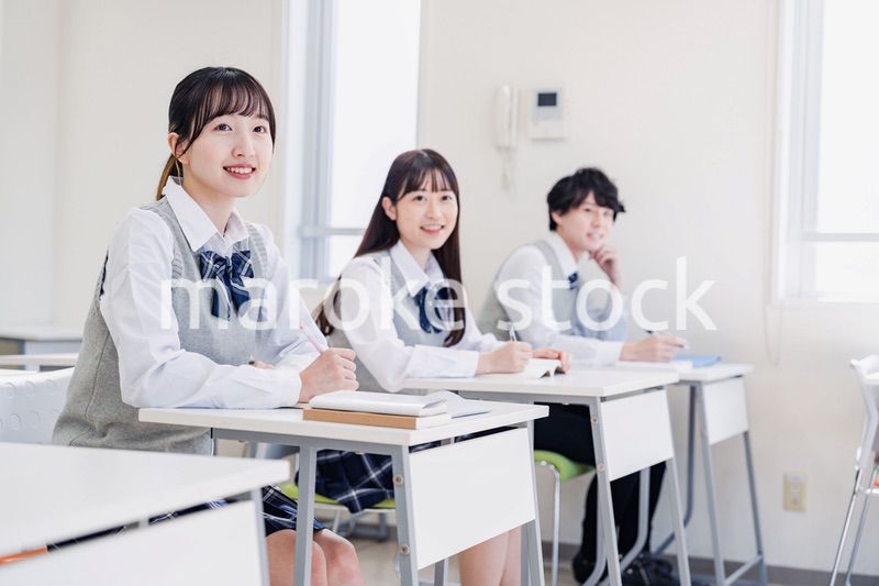 教室で楽しく授業を受ける高校生