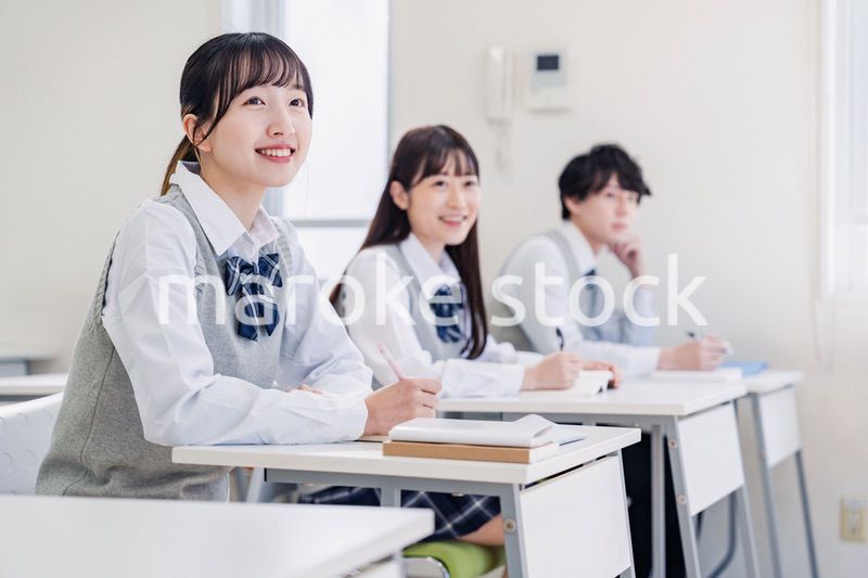 教室で楽しく授業を受ける高校生