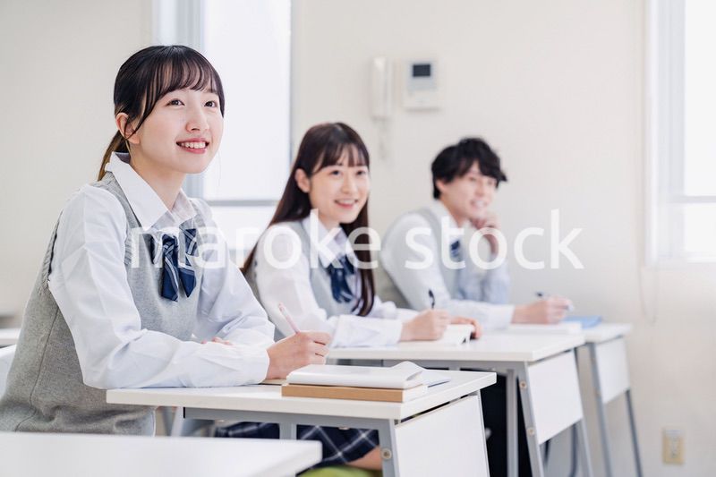 教室で楽しく授業を受ける高校生