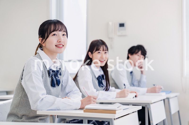 教室で楽しく授業を受ける高校生