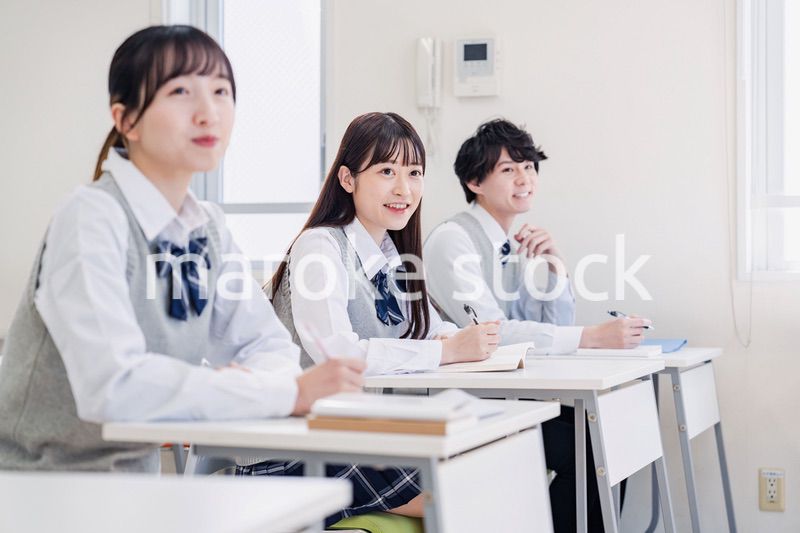 教室で楽しく授業を受ける高校生