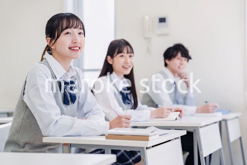 教室で楽しく授業を受ける高校生