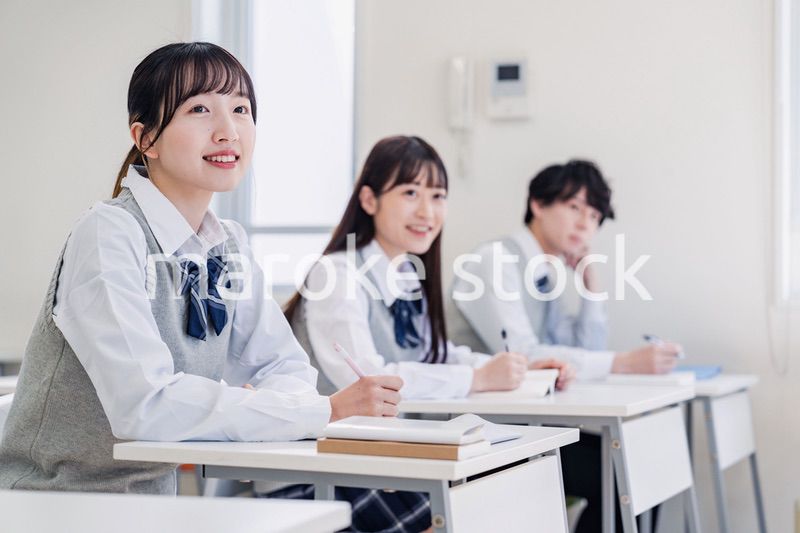 教室で楽しく授業を受ける高校生