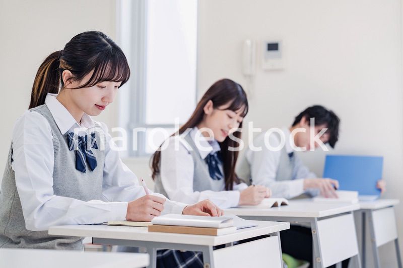 集中してノートを取る高校生