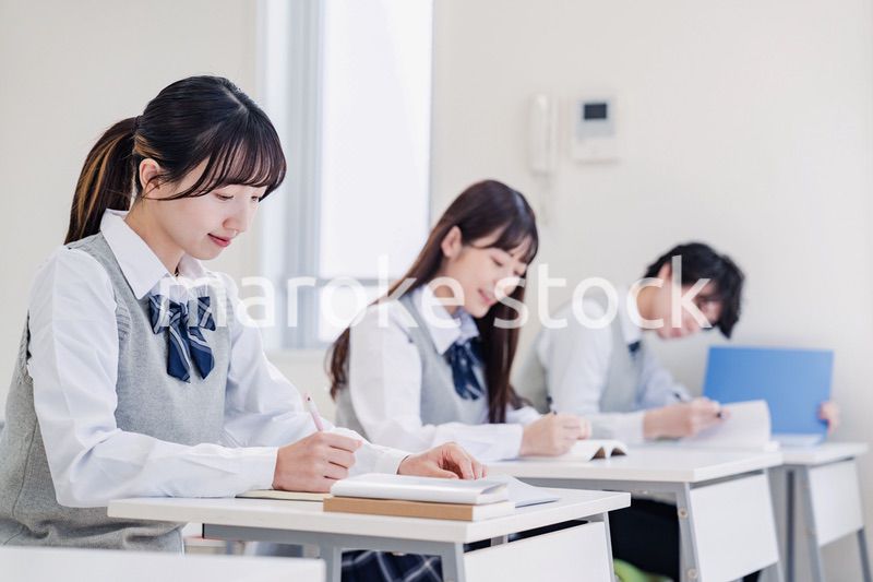 集中してノートを取る高校生