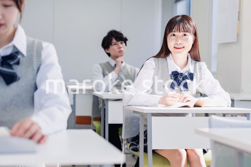 教室で楽しく授業を受ける高校生