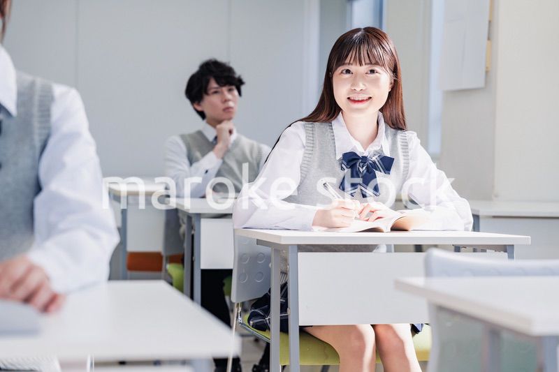 教室で楽しく授業を受ける高校生