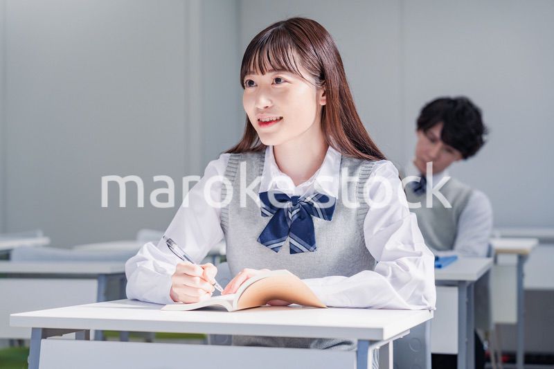 制服で予備校の授業を受けるティーンエージャー