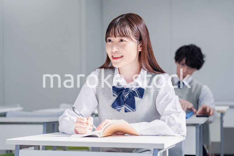 制服で予備校の授業を受けるティーンエージャー