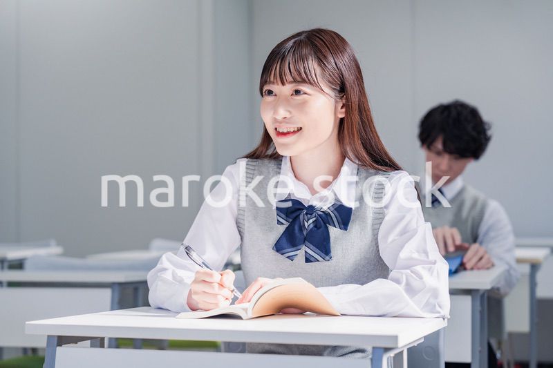 制服で予備校の授業を受けるティーンエージャー