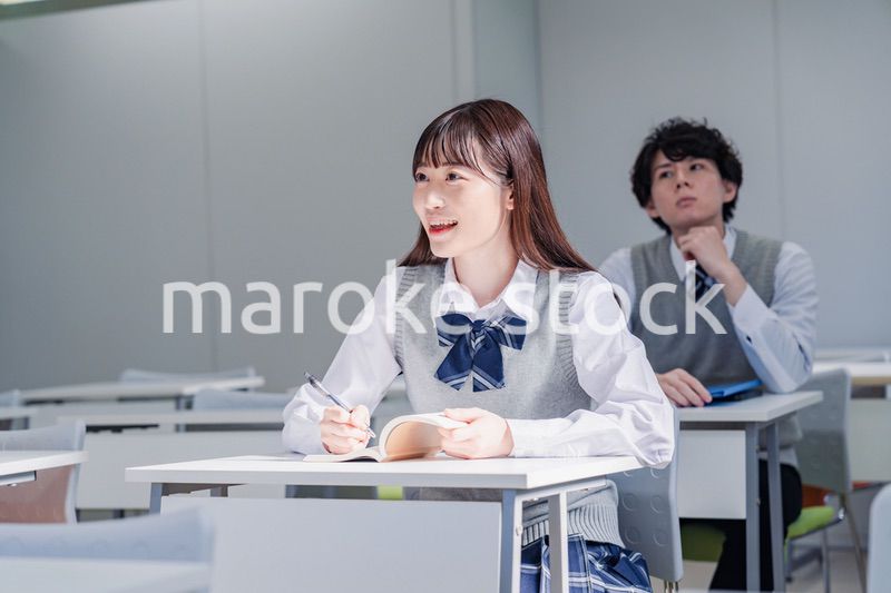 制服で予備校の授業を受けるティーンエージャー