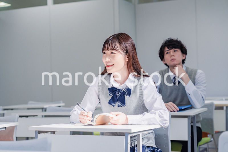 制服で予備校の授業を受けるティーンエージャー