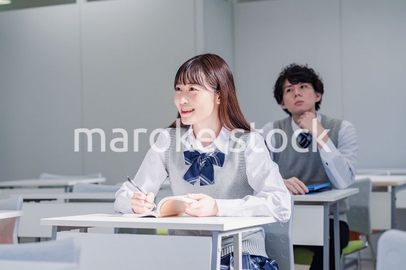 制服で予備校の授業を受けるティーンエージャー