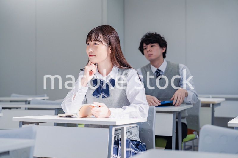 制服で予備校の授業を受けるティーンエージャー