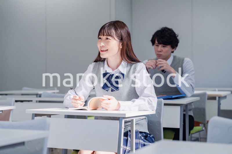 制服で予備校の授業を受けるティーンエージャー