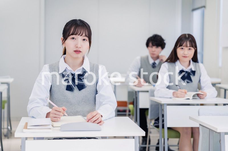 教室で真剣に授業を受ける高校生