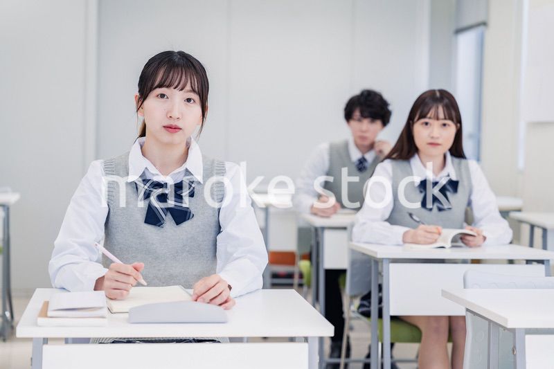 教室で真剣に授業を受ける高校生