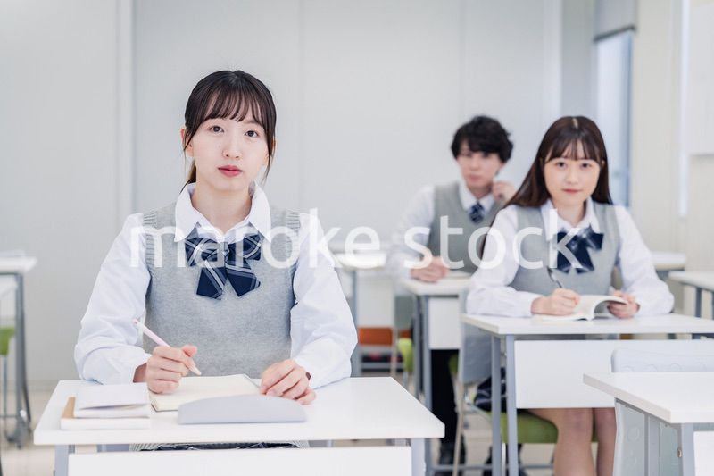 教室で真剣に授業を受ける高校生