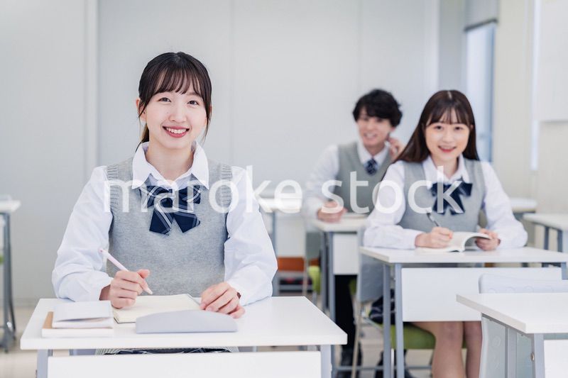 教室で楽しく授業を受ける高校生