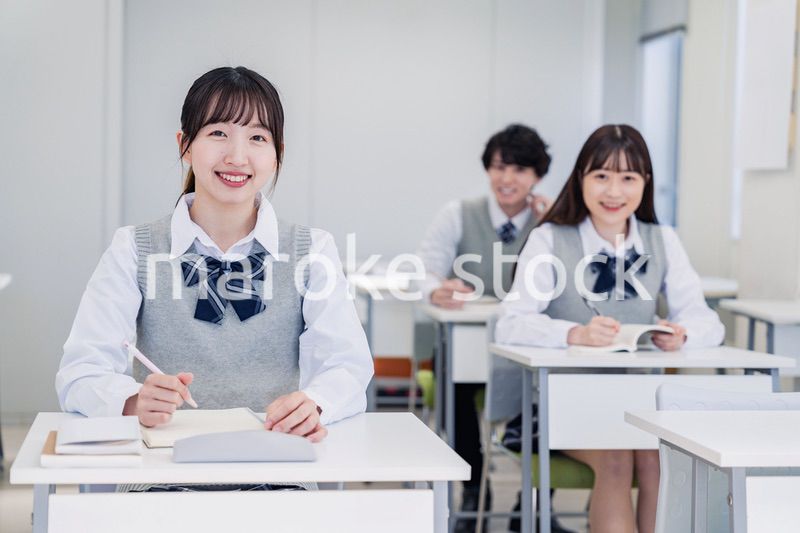 教室で楽しく授業を受ける高校生
