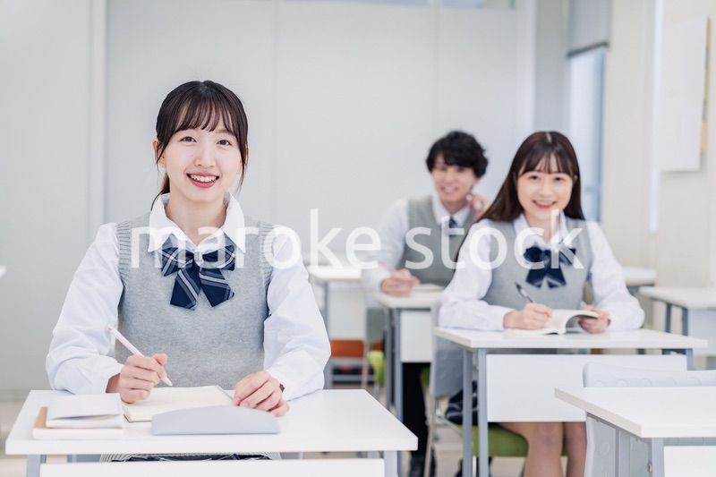 教室で楽しく授業を受ける高校生