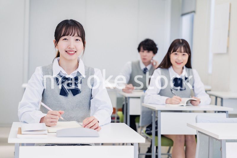 教室で楽しく授業を受ける高校生