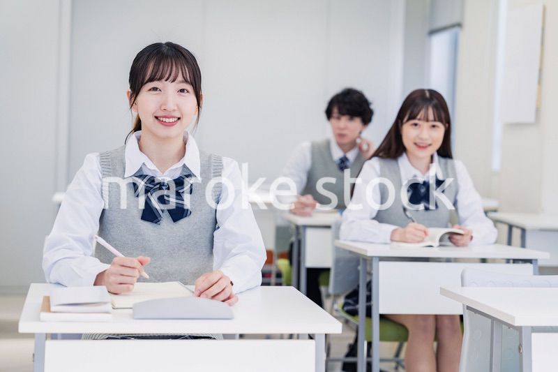 教室で楽しく授業を受ける高校生