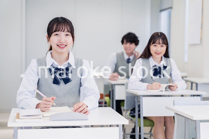 教室で楽しく授業を受ける高校生
