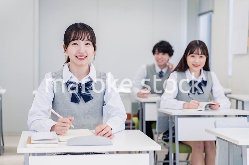 教室で楽しく授業を受ける高校生