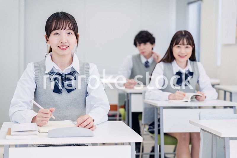 教室で楽しく授業を受ける高校生
